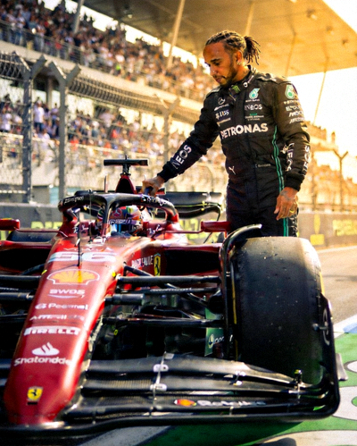 F1世界冠军刘易斯·汉密尔顿站在赛车旁